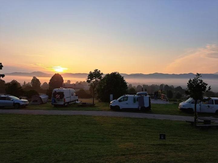 Camp The Sunrise Hill Ξενοδοχείο Pivka Εξωτερικό φωτογραφία